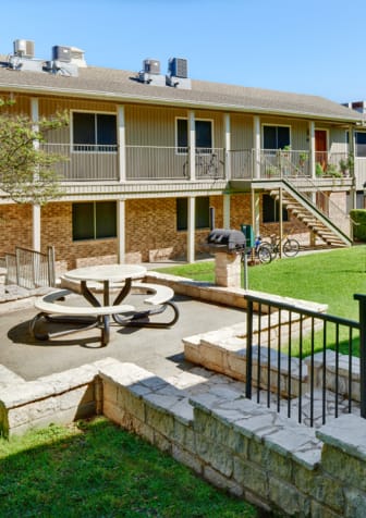Outdoor courtyard at Juniper Springs Apartments, Austin, TX 78731