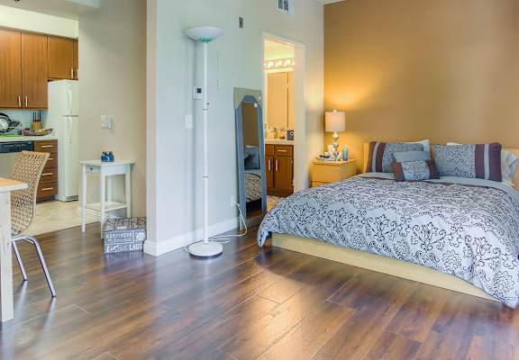 Spacious Bedroom With Comfortable Bed at Hollywood Vista, Hollywood, California