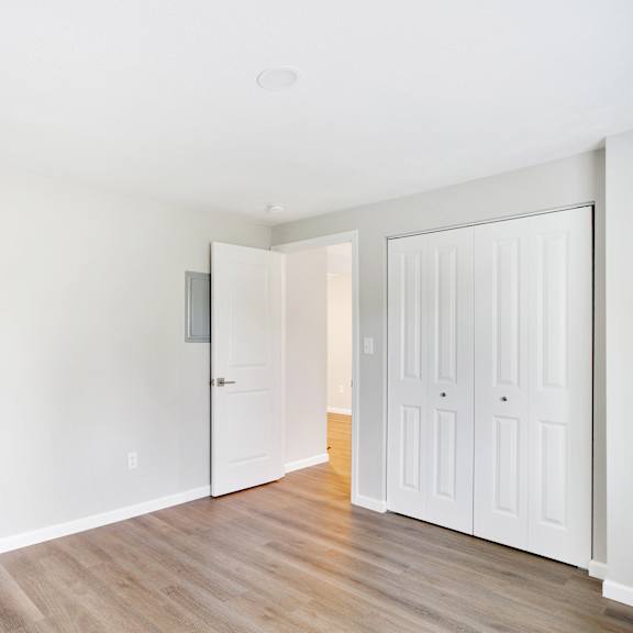 an empty living room at Hummingbird Pointe & The Gardens, Parma, OH