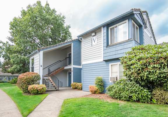 Exterior view of Creekside Village Apartments in Eugene, OR