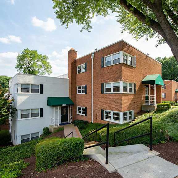 A gym with treadmills and exercise equipment. at Park Georgetown Apartments, Arlington, 22209