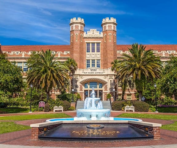 A large building with a fountain in front of it.