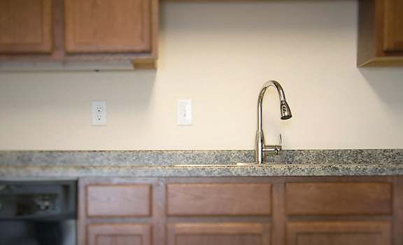 Image of the faucet and the dishwasher