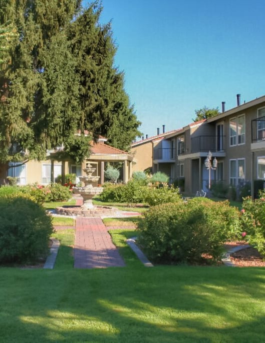 Northpoint Apartments Outdoor Courtyard and Pathway