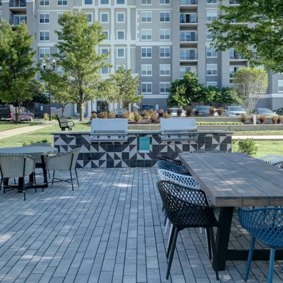 Picnic area - exterior of The Mil'Ton Apartments in Vernon Hills