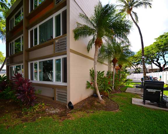 Lahaina Town Apartments exterior building