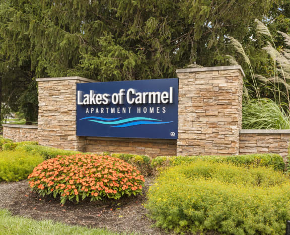 Welcome Home Lakes of Carmel Entrance