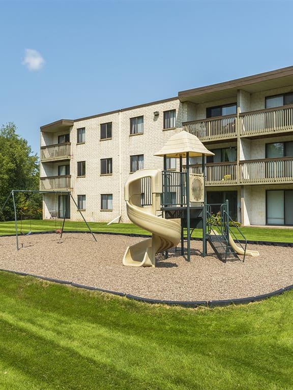 Oakwood Apartments in Plymouth, MN