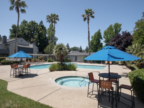pool and spa at Woodbridge Apartments, CA 95833