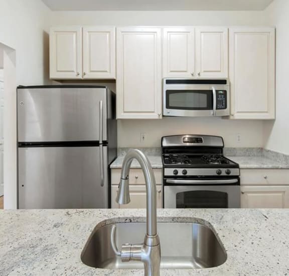 Edgewater, NJ Luxury Apartments for Rent Windsor at Mariners