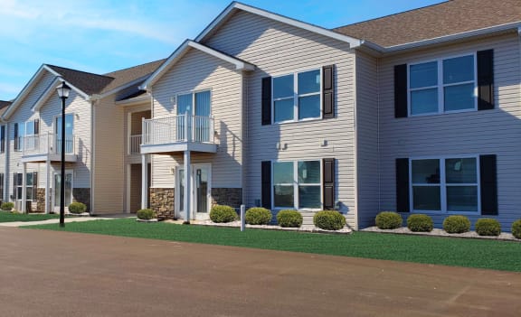 a row of townhomes with a driveway in front of them