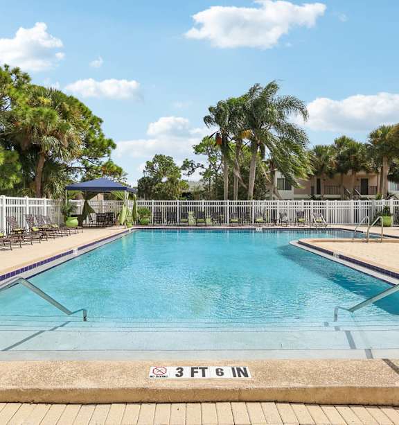 The entrance to Pembroke Pines Landings with a sign that says Apartment Homes.