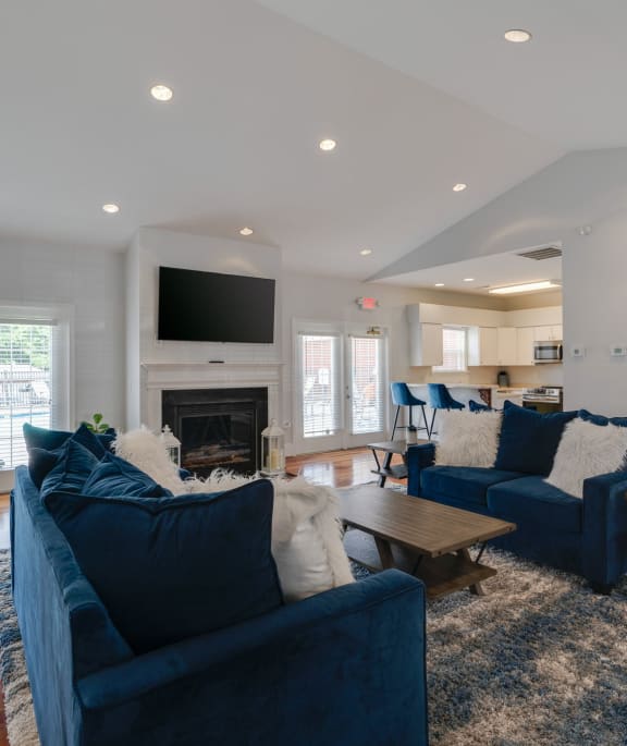 additional photo for property listing at chic digs with room to stretch out in the village 22 car