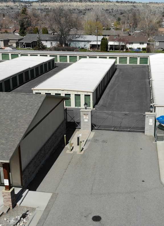 A parking lot with cars and a building with a green roof.