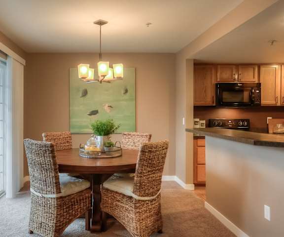 Dining at Canterbury Apartments, Washington