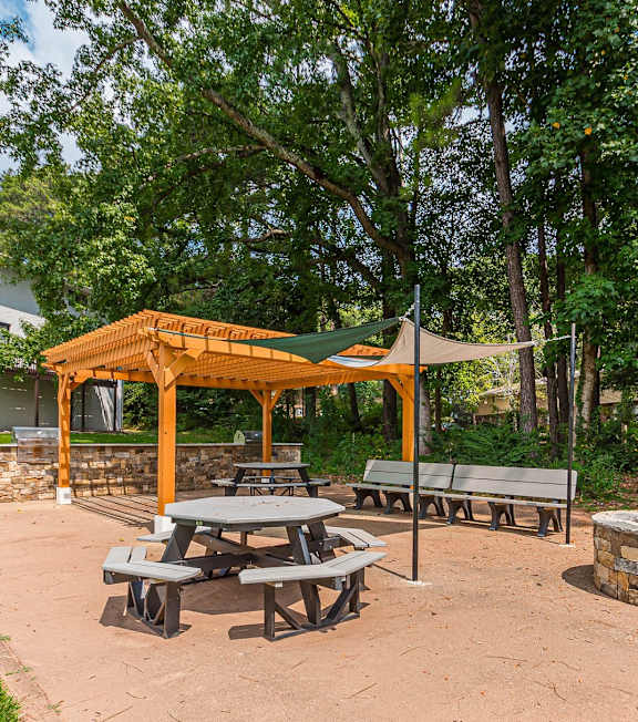 Picnic area with seating at Pinewood Townhomes, Tucker, GA