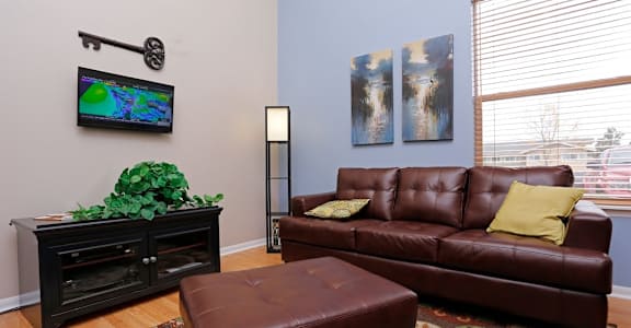 Living Room at Redwood Commons Apartments, McMinnville, OR 97128