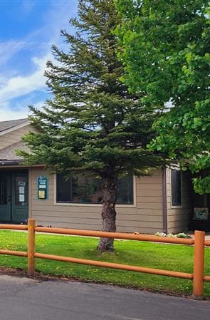 Exterior Landscape at Country Club Meadows Apartments, Flagstaff, AZ