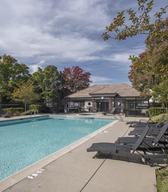 Stoneridge apartments pool and lounge chairs 