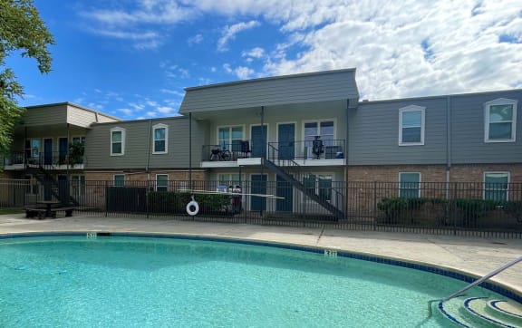 resort-style pool at Cambridge Village in Houston, TX