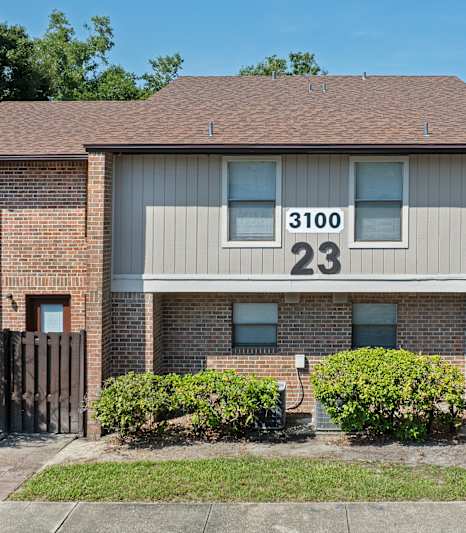 A small building with the letters "DC" on the front.
