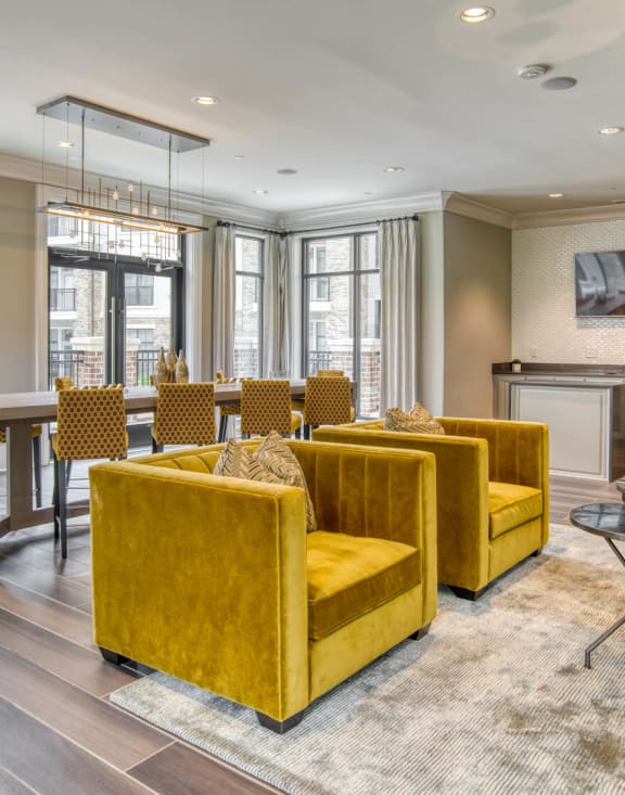additional photo for property listing at chic digs with room to stretch out in the village 22 car