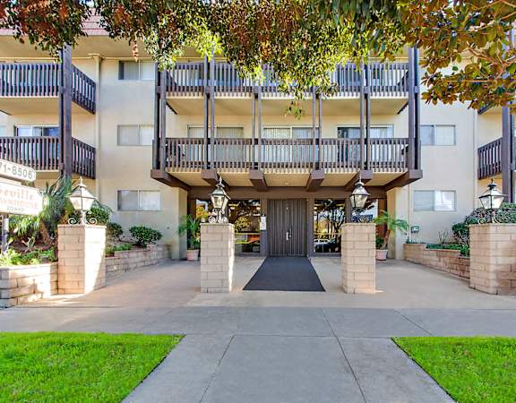 Seville townhouse entrace with a beautiful landscaping