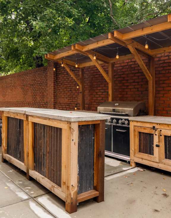 BBQ grilling station at The Tennessee Brewery Apartments, Memphis, 38103