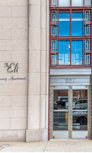 A building with the sign "Eb" on the pillars.