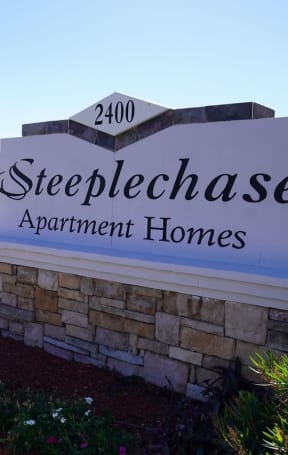a sign that says steppe chase apartment homes