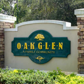 a sign that says oak glen a family community