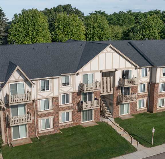 Outside View at Sycamore Creek Apartments in Lake Orion, MI 48359