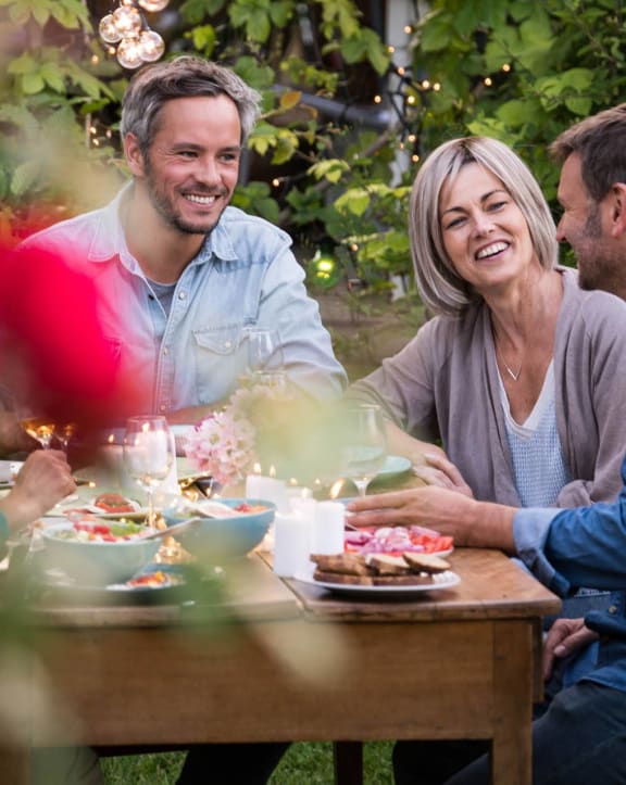 Residents Dining Outdoors at The Glen, TX 75067