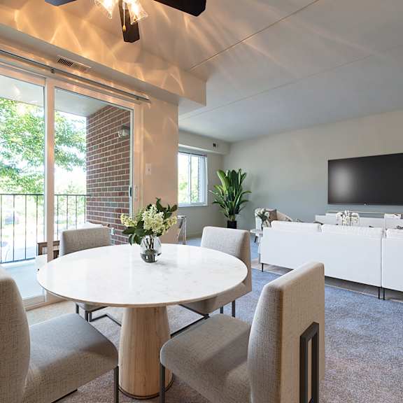 Modern dining room2 at Tuscarora Creek, Leesburg