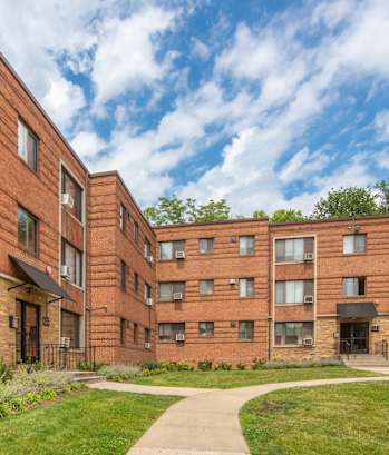 this is a photo of the courtyard at harvard square apartments in dallas, tx