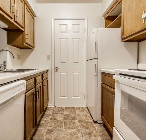 Kitchen with oak cabinetry at Autumn Woods Apartments, Miamisburg, OH, 45342