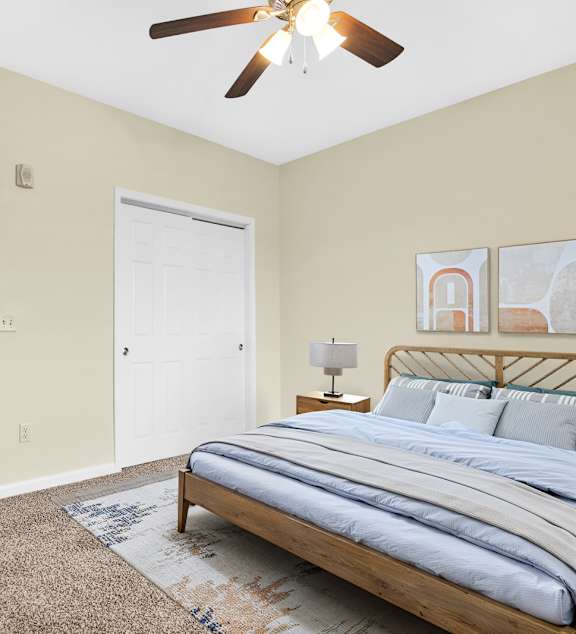 Bedroom With Ceiling Fan at Deer Valley Apartments, Illinois