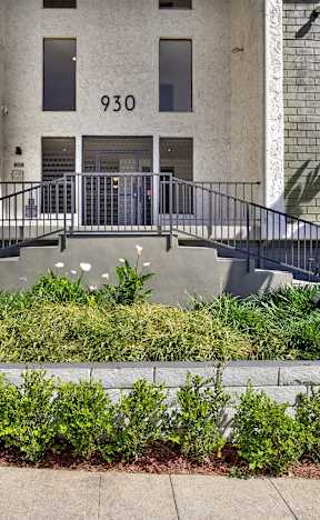 A building with the number 930 on it. at Bonnie Brae Apartments, California