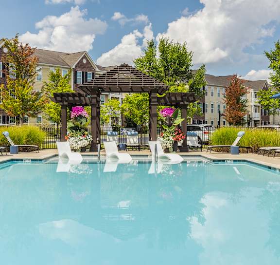 A pool with a fountain in the middle of it.