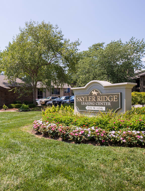 The apartment exteriors at Skyler Ridge Apartment provide a welcoming and comfortable environment, making it the perfect place to call home.