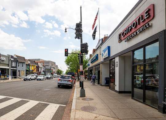 Shopping and dining near 2255 Wisconsin Avenue, NW Washington, DC 20007