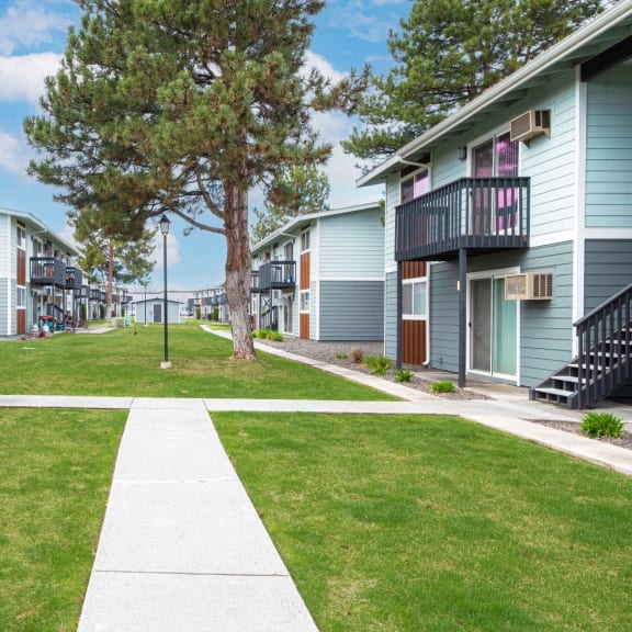 apartment courtyard at Wildflower, Kennewick, WA 99336