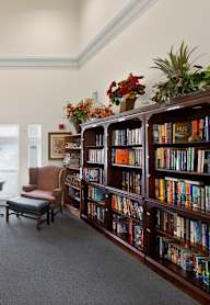 A room filled with bookshelves and a table with chairs.