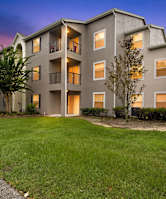 Pool with a hot tub in the middle of a patio with a house in the background at The Ivy at Gatehouse Apartments, Orlando