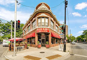 Street view of North Buena Deli & Wine near Buena Shores apartments in Chicago’s Buena Park neighborhood.