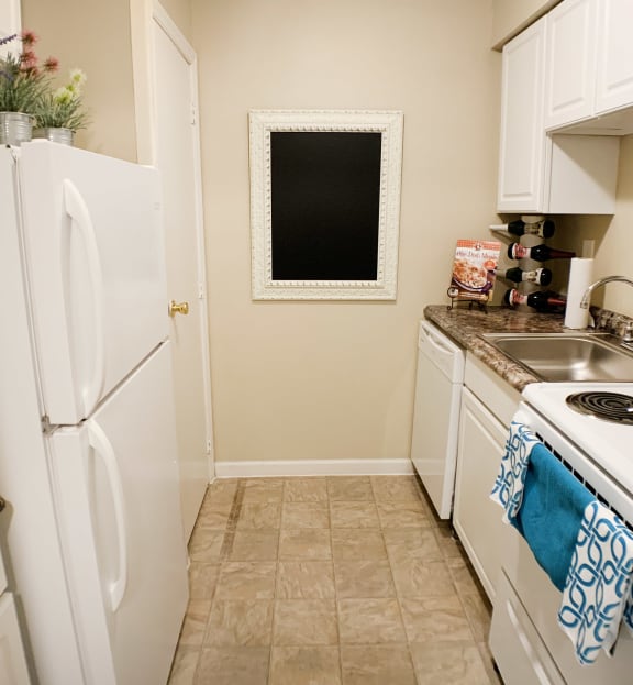 bedroom at Oakwood Apartments, Florence, KY, 41042