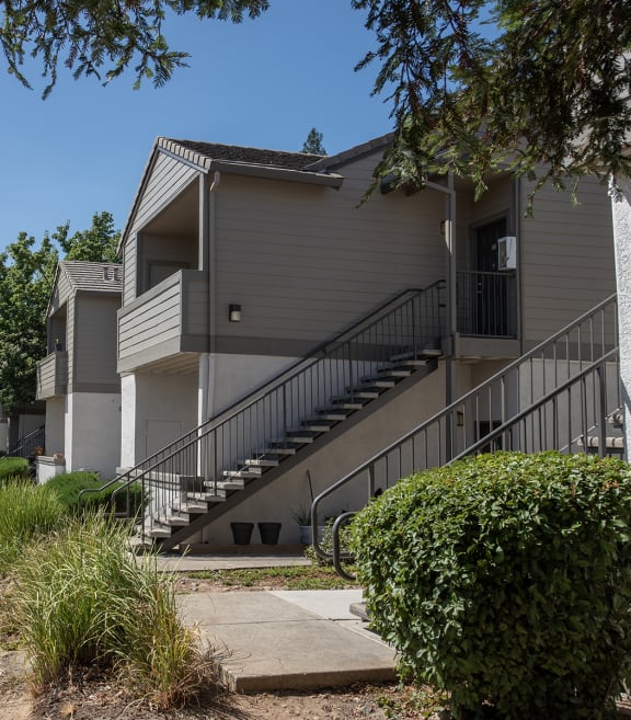 Apartments exterior building exterior stairwells at Sunset Summit in Rocklin, CA 95765