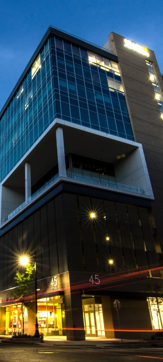 Grand Rapids Apartments | Arena Place Apartments Exterior at night