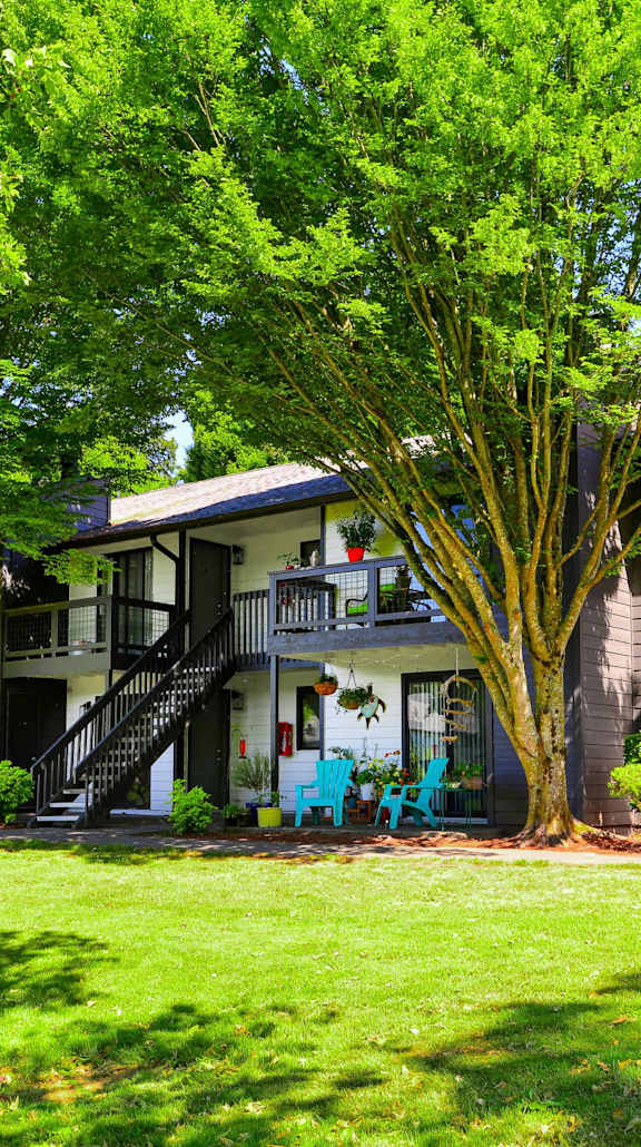 Exterior of building at Woodlake Apartments, Kirkland