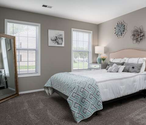 The Oaks Apartments - Large Bedrooms with Plush Carpet